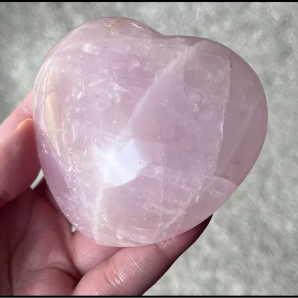 {Giveaway Bonus} ✨ HP ✨ (Lavender-ish) Rose Quartz ✨ Carved Heart ✨ - Picture 6 of 11